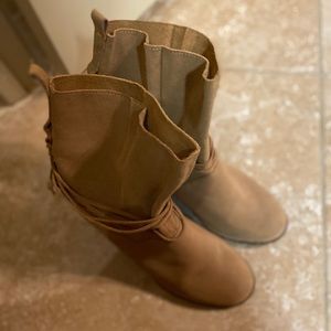TOMs tan Booties size 9